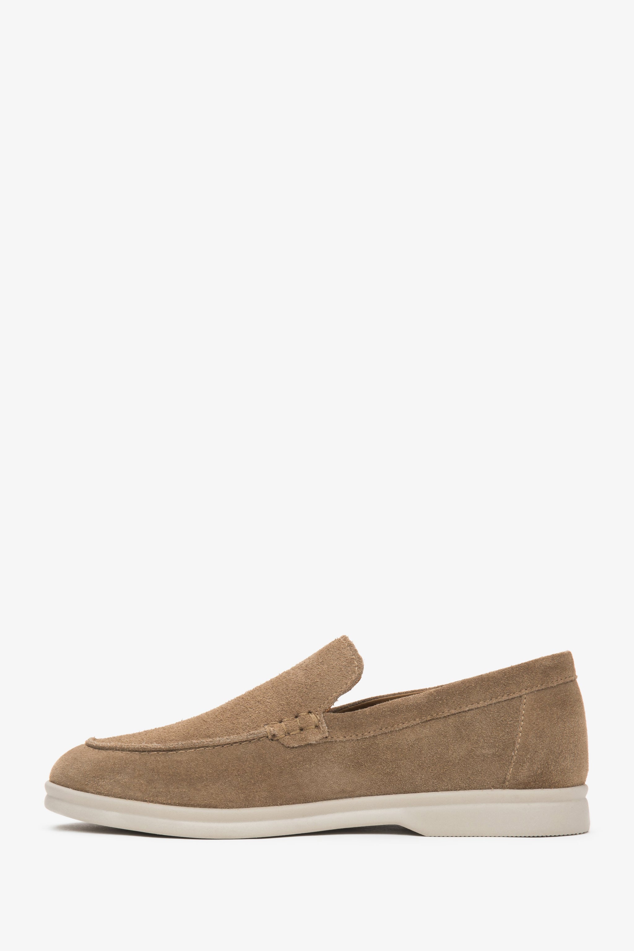Dunkelbeige Damen-Mokassins aus italienischem Premium-Veloursleder in seitlicher Ansicht