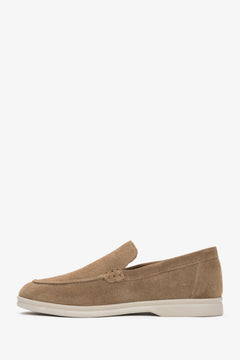 Dunkelbeige Damen-Mokassins aus italienischem Premium-Veloursleder in seitlicher Ansicht