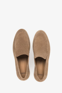 Dunkelbeige Damen-Mokassins aus Veloursleder von oben als Paar
