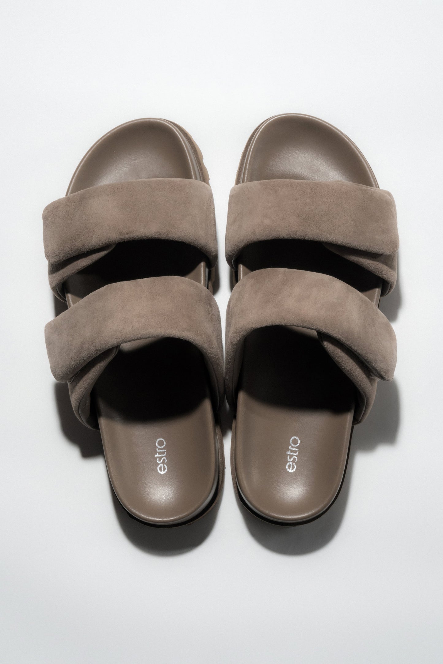 Dunkelbeige Damen-Pantoletten aus natürlichem Veloursleder von oben