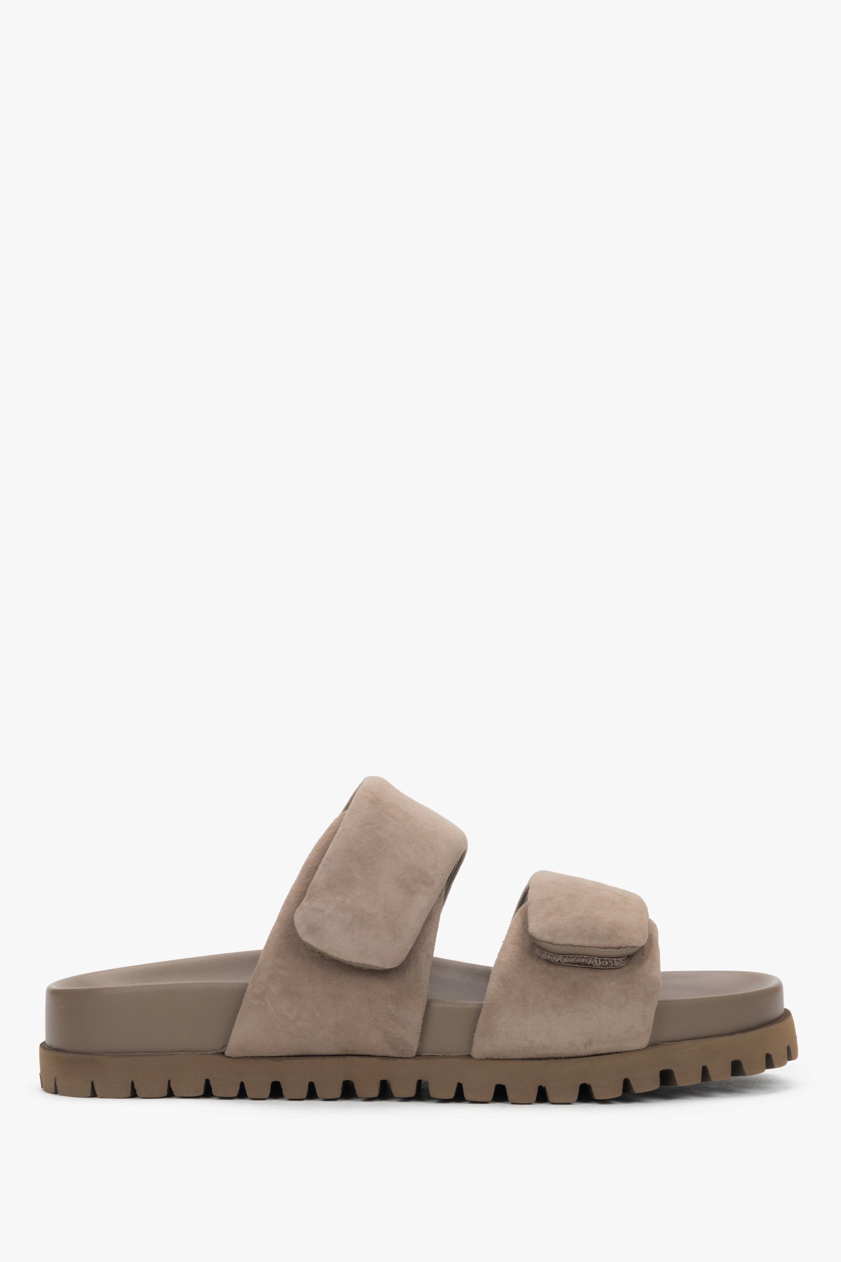 Dunkelbeige Damen-Pantoletten aus Veloursleder in seitlicher Ansicht