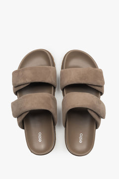 Dunkelbeige Damen-Pantoletten aus natürlichem Veloursleder von oben als Paar