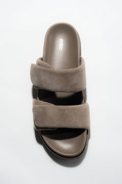 Dunkelbeige Damen-Pantoletten aus Veloursleder in Vorderansicht