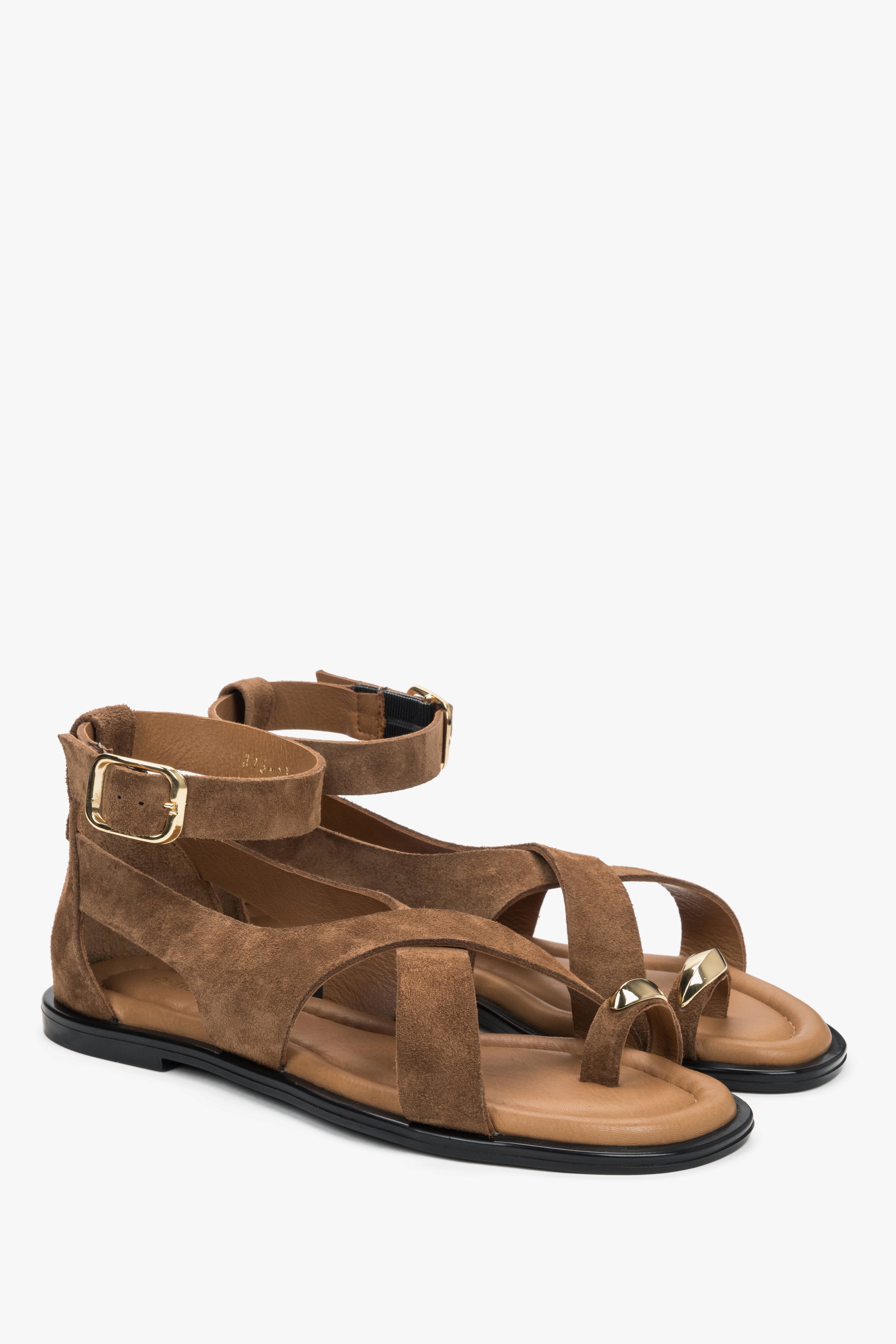 Dunkelbeige Damen-Sandalen aus Veloursleder in schräger Vorderansicht