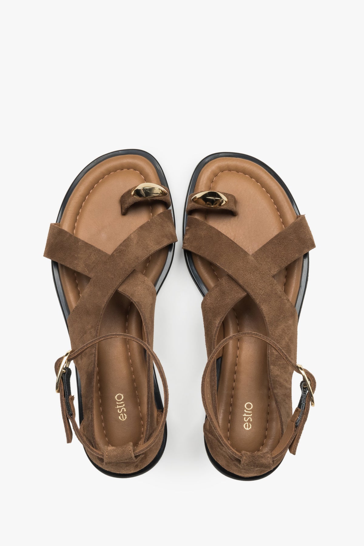 Dunkelbeige Damen-Sandalen von oben als Paar mit goldfarbenem Zehenring