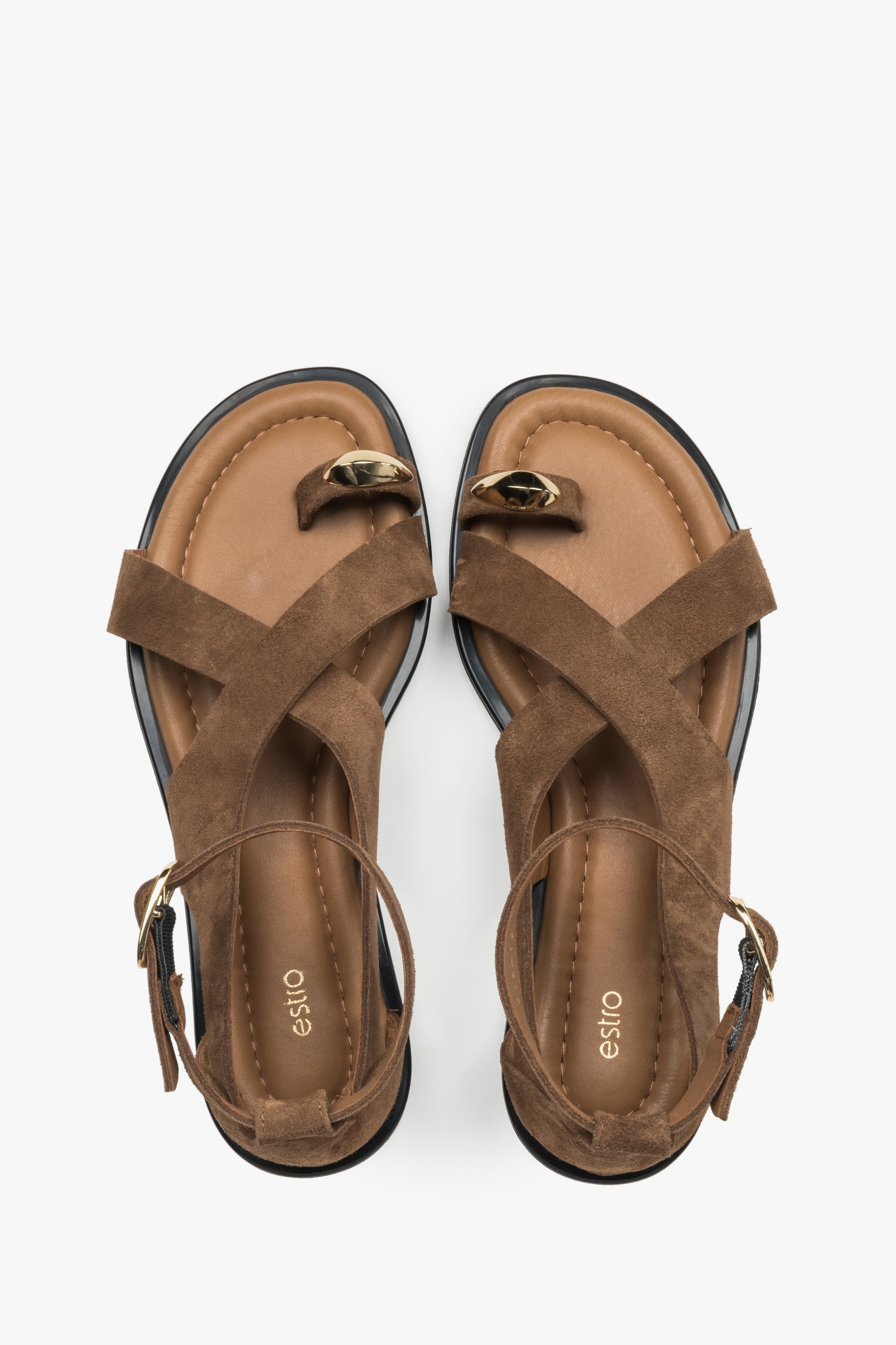 Dunkelbeige Damen-Sandalen von oben als Paar mit goldfarbenem Zehenring