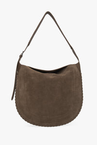 Dunkelbeige Damen-Schultertasche von Estro aus natürlichem Velours mit silberfarbenen Beschlägen.
