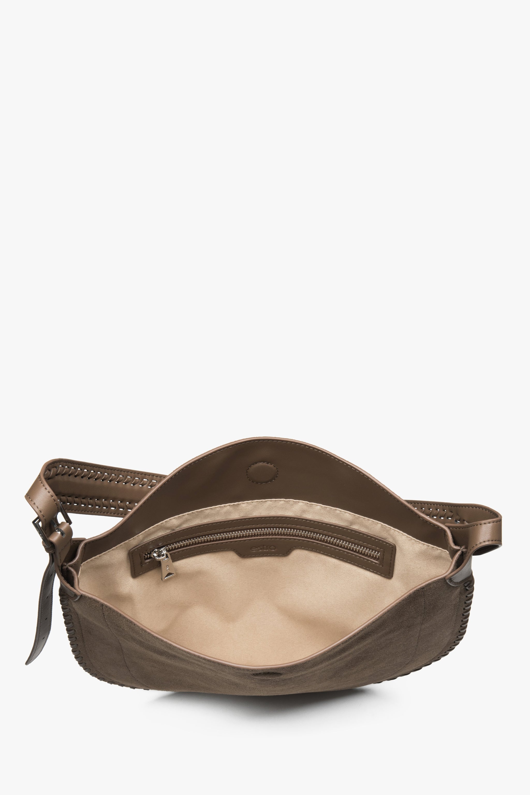 Innenansicht der A4-tauglichen Damen-Schultertasche mit Textilfutter und praktischen Taschen.

