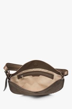 Innenansicht der A4-tauglichen Damen-Schultertasche mit Textilfutter und praktischen Taschen.
