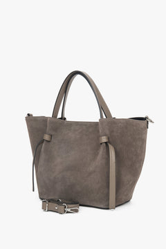 Schrägansicht der Tasche zur Veranschaulichung der seitlichen Riemen-Details