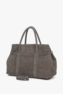 Schrägansicht der dunkelbeigen Tote-Bag aus Echtleder mit befestigtem langem Umhängeriemen 