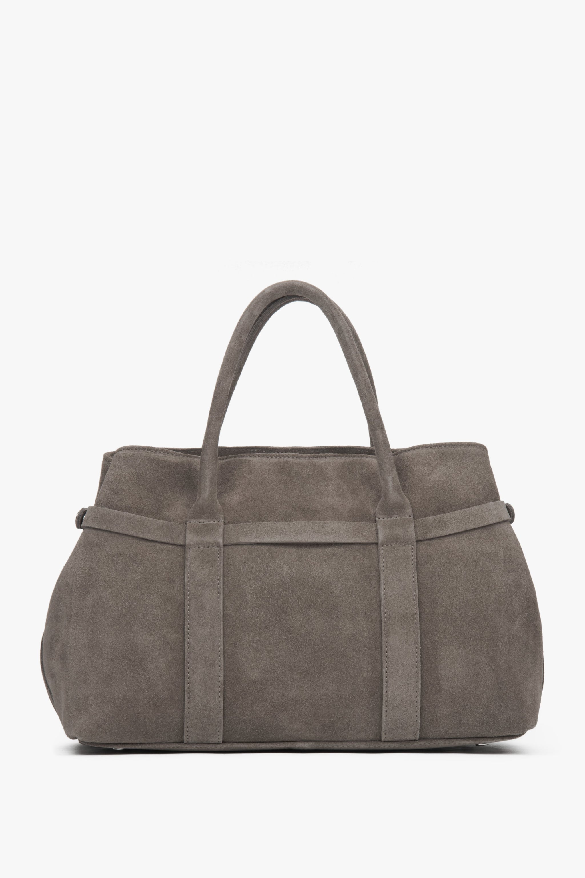 Flache Frontansicht der dunkelbeigen Velours-Tasche in klassischer, geräumiger Form 