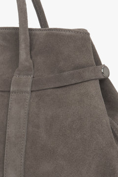 Detailaufnahme der vertikalen Ziernähte und Riemenverstärkung an der Seite der Velours-Tasche 