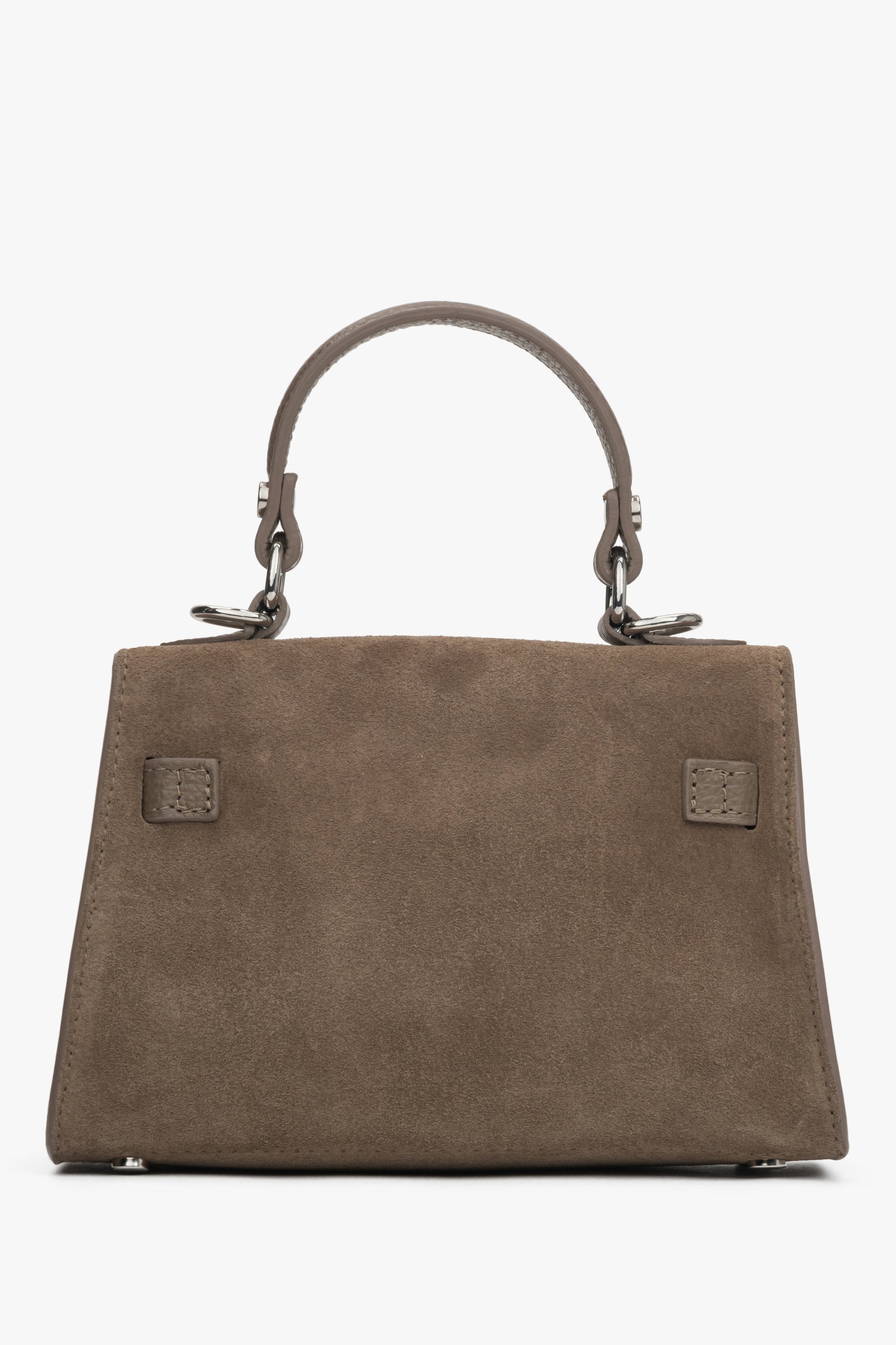 Rückansicht der eleganten dunkelbeigen Koffer-Handtasche mit silbernen Beschlägen
