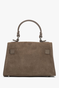 Rückansicht der eleganten dunkelbeigen Koffer-Handtasche mit silbernen Beschlägen