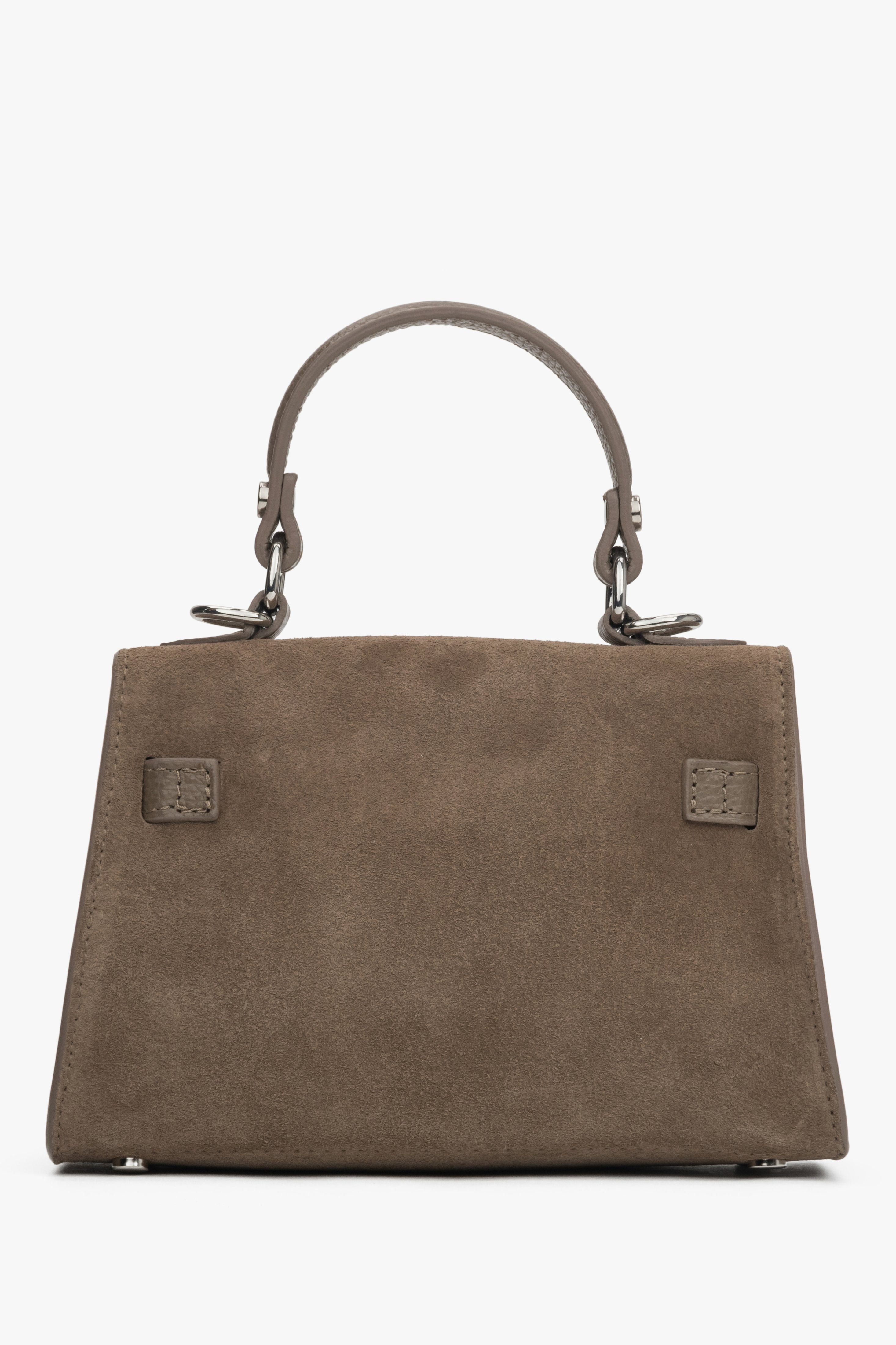 Rückansicht der eleganten dunkelbeigen Koffer-Handtasche mit silbernen Beschlägen