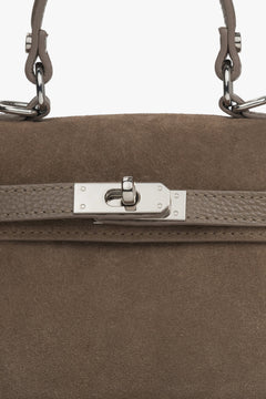 Detailaufnahme des hochwertigen Frontverschlusses mit silberner Hardware