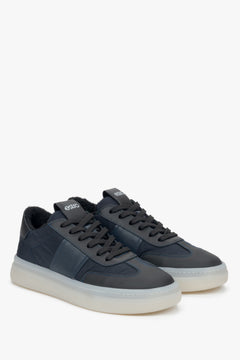 Schrägansicht des Schuhpaares, die die sportliche Silhouette und die Schnürung hervorhebt 