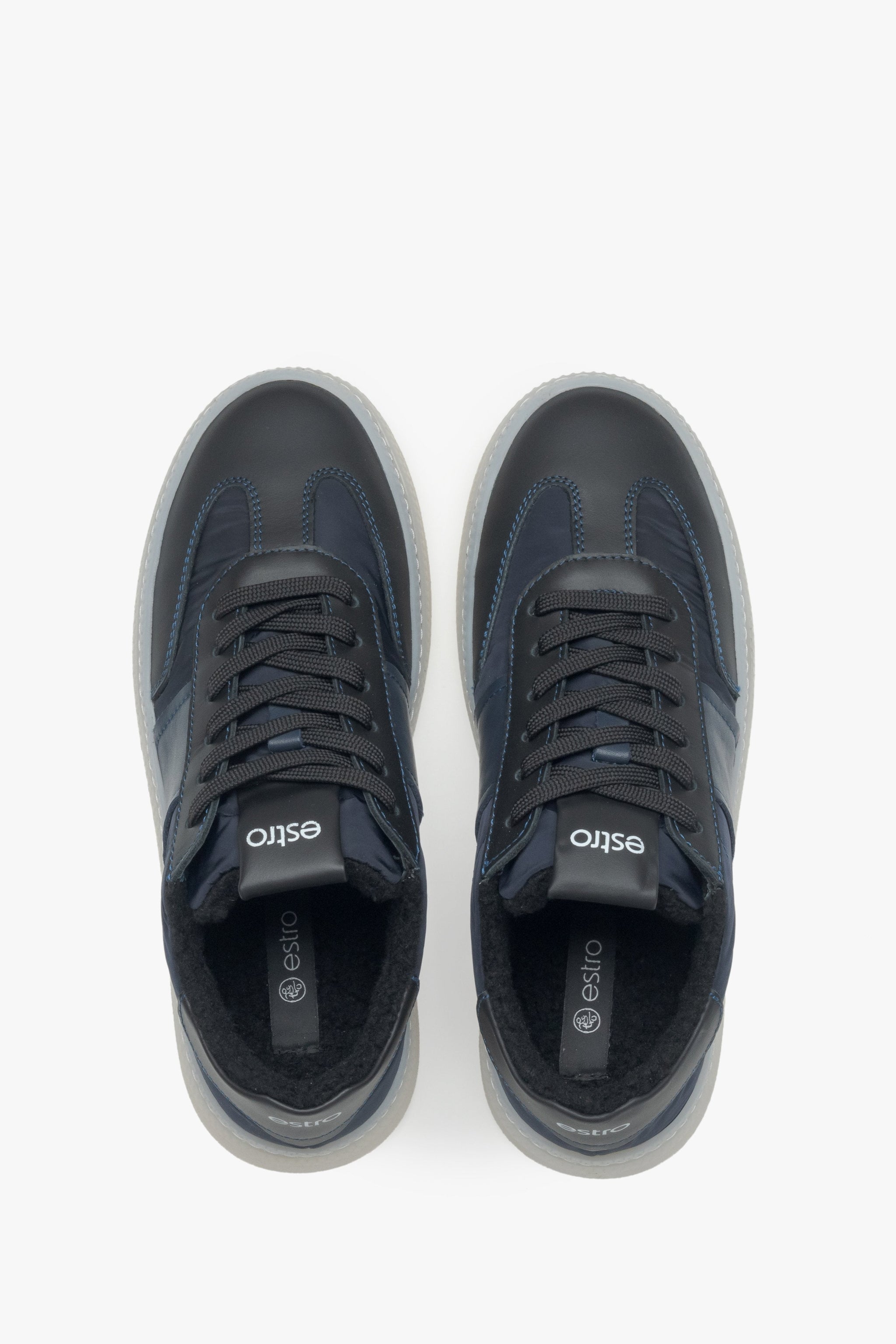 Draufsicht auf die Sneakers, die den Einstieg mit dem wärmenden Fellfutter und die Markenprägung zeigt 