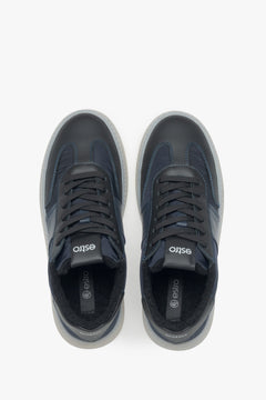 Draufsicht auf die Sneakers, die den Einstieg mit dem wärmenden Fellfutter und die Markenprägung zeigt 