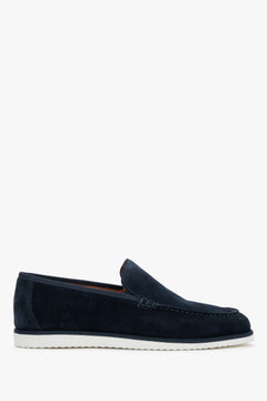 Dunkelblaue Herren-Loafer aus Veloursleder mit weißer Kontrastsohle.
