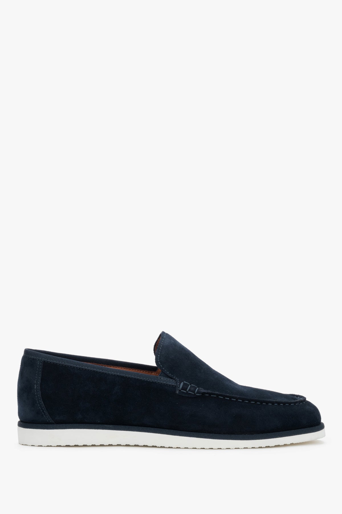 Dunkelblaue Herren-Loafer aus Veloursleder mit weißer Kontrastsohle.