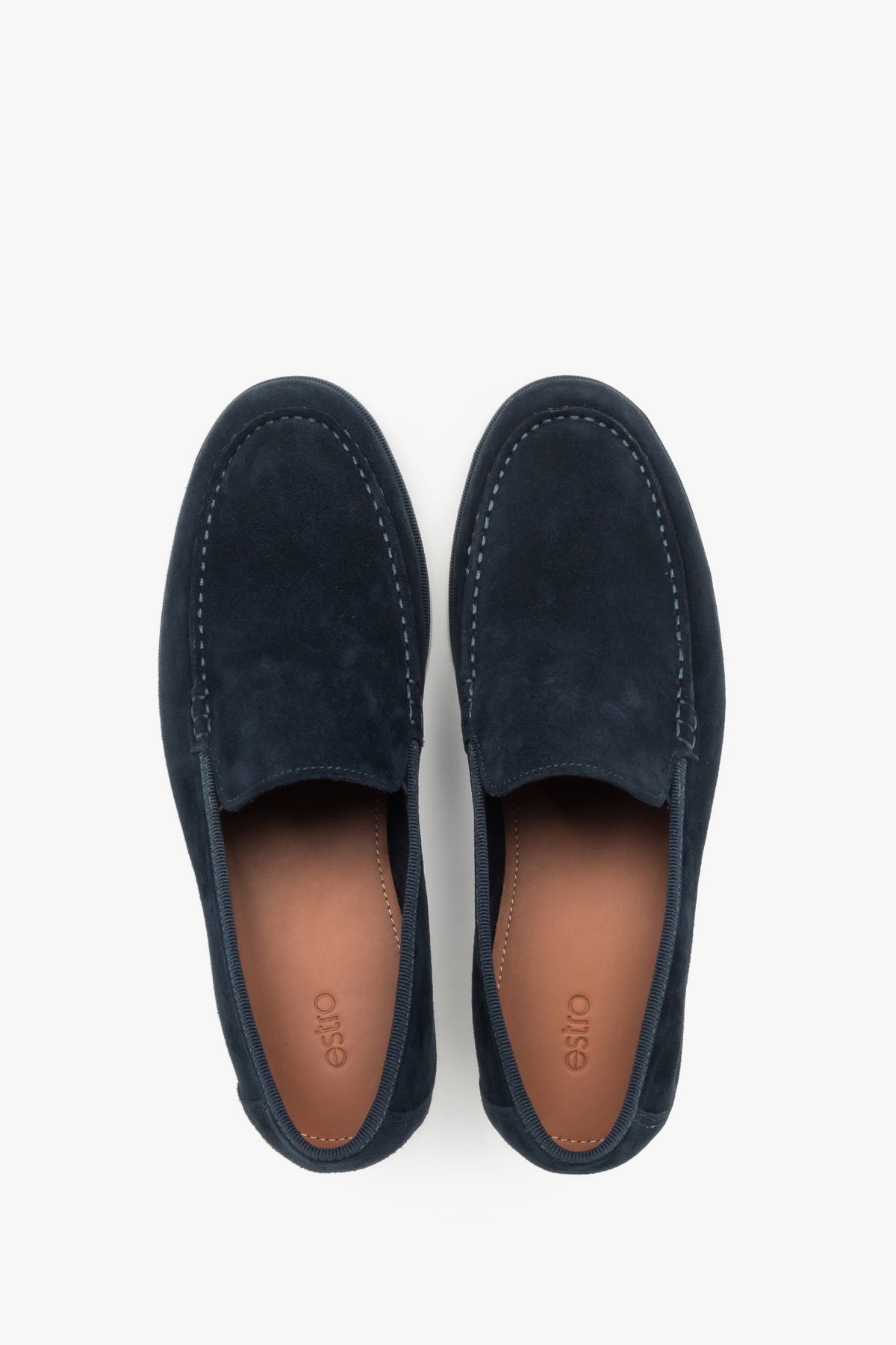 Paar Herren-Loafer in Dunkelblau mit kontrastierender Sohle.