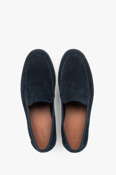 Paar Herren-Loafer in Dunkelblau mit kontrastierender Sohle.