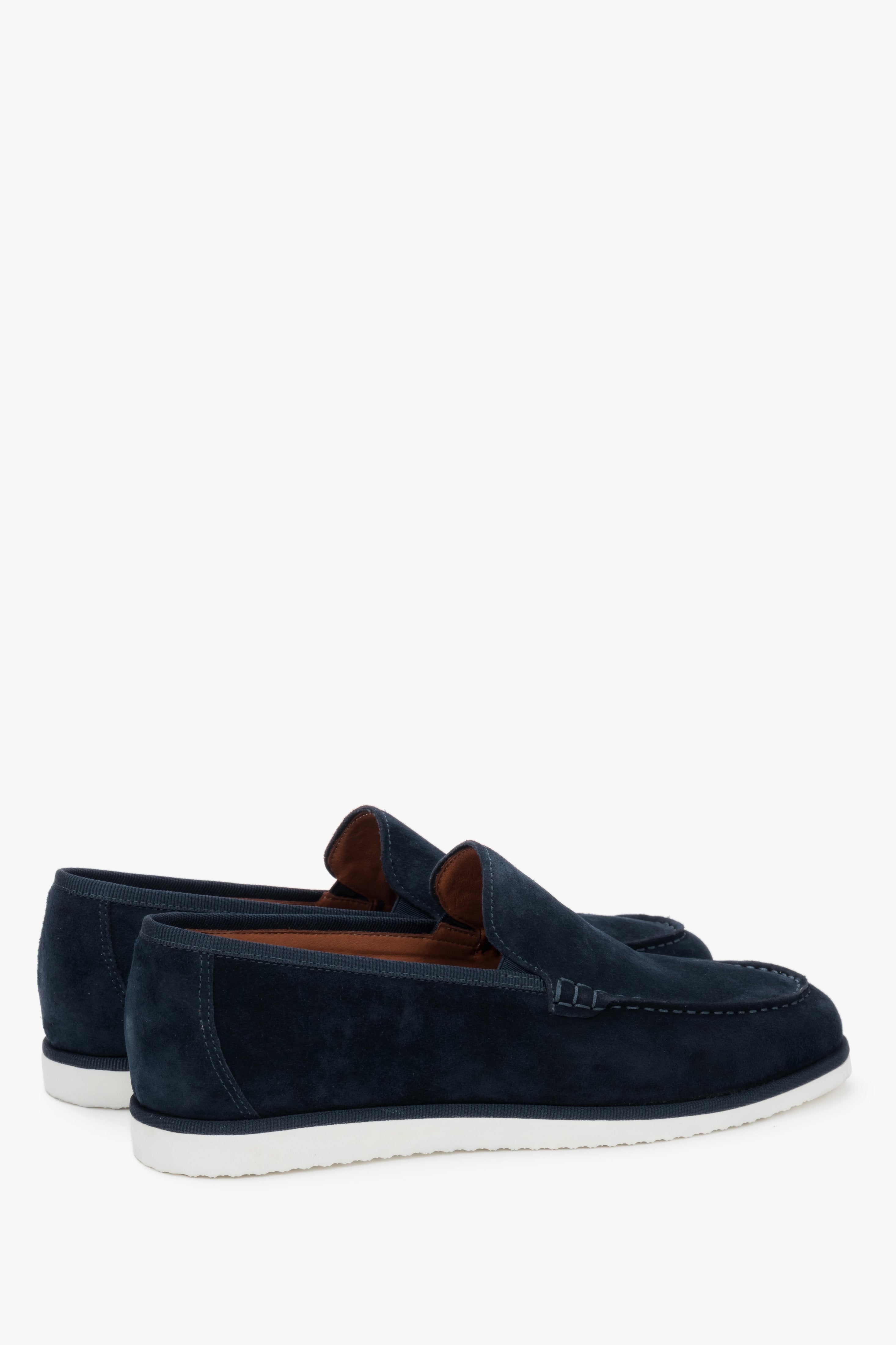 Rückansicht der flachen dunkelblauen Loafer aus weichem Natur-Velours.