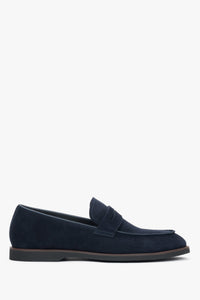 Flache Seitenansicht der dunkelblauen Herren-Loafer aus weichem Veloursleder.