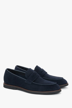 Schräge Ansicht der eleganten dunkelblauen Loafer für Herren.