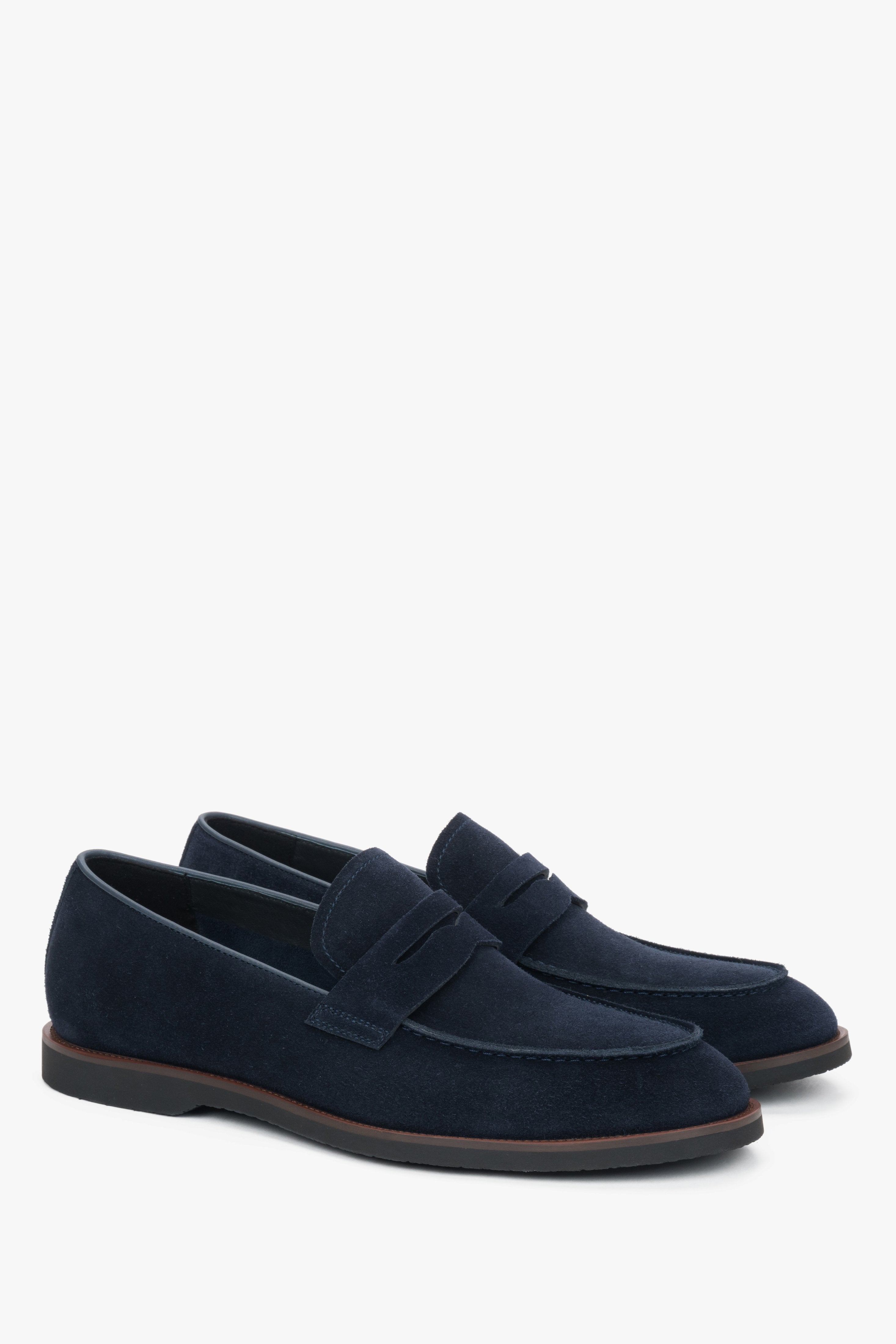 Schräge Ansicht der eleganten dunkelblauen Loafer für Herren.