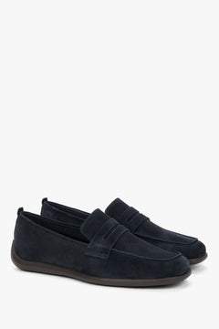 Schrägansicht des Paares, die die handwerkliche Ziernaht und das Penny-Loafer-Design zeigt