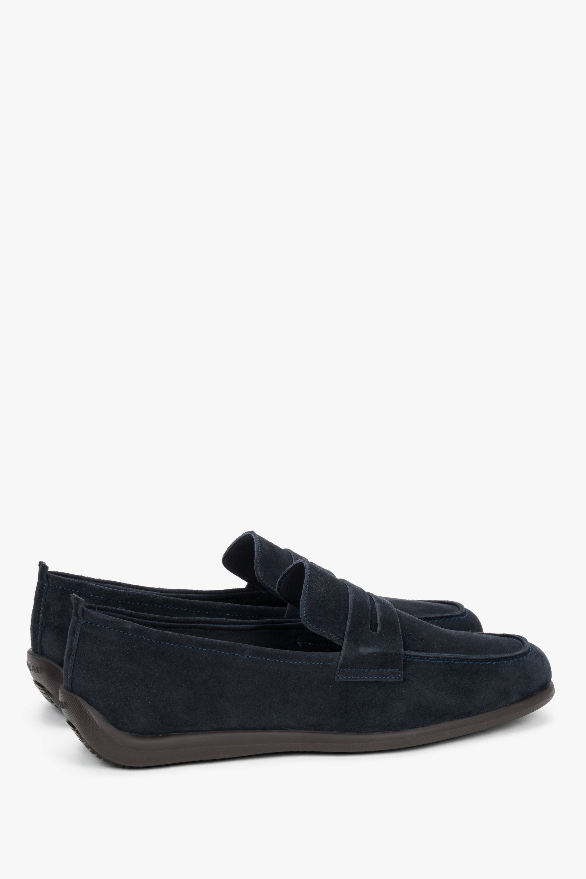 Rückwärtige Schrägansicht der vielseitigen dunkelblauen Slip-on Halbschuhe für Herren