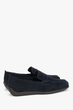 Rückwärtige Schrägansicht der vielseitigen dunkelblauen Slip-on Halbschuhe für Herren