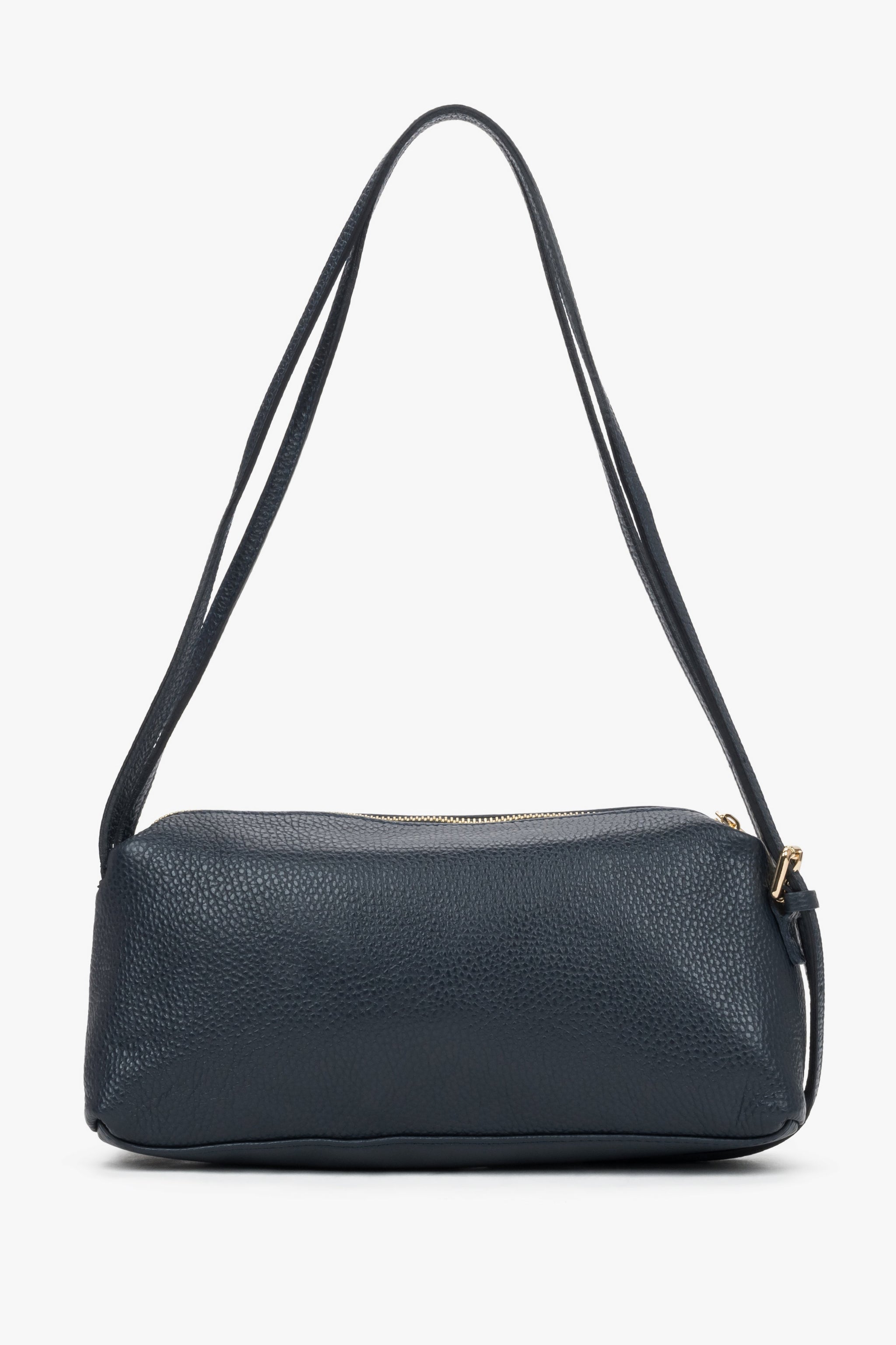 Frontale Ansicht der dunkelblauen, länglichen Damen-Schultertasche aus genarbtem italienischem Echtleder mit langem Riemen und feinen goldenen Details