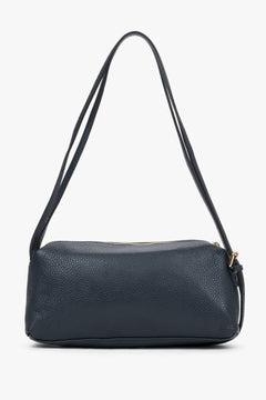Frontale Ansicht der dunkelblauen, länglichen Damen-Schultertasche aus genarbtem italienischem Echtleder mit langem Riemen und feinen goldenen Details