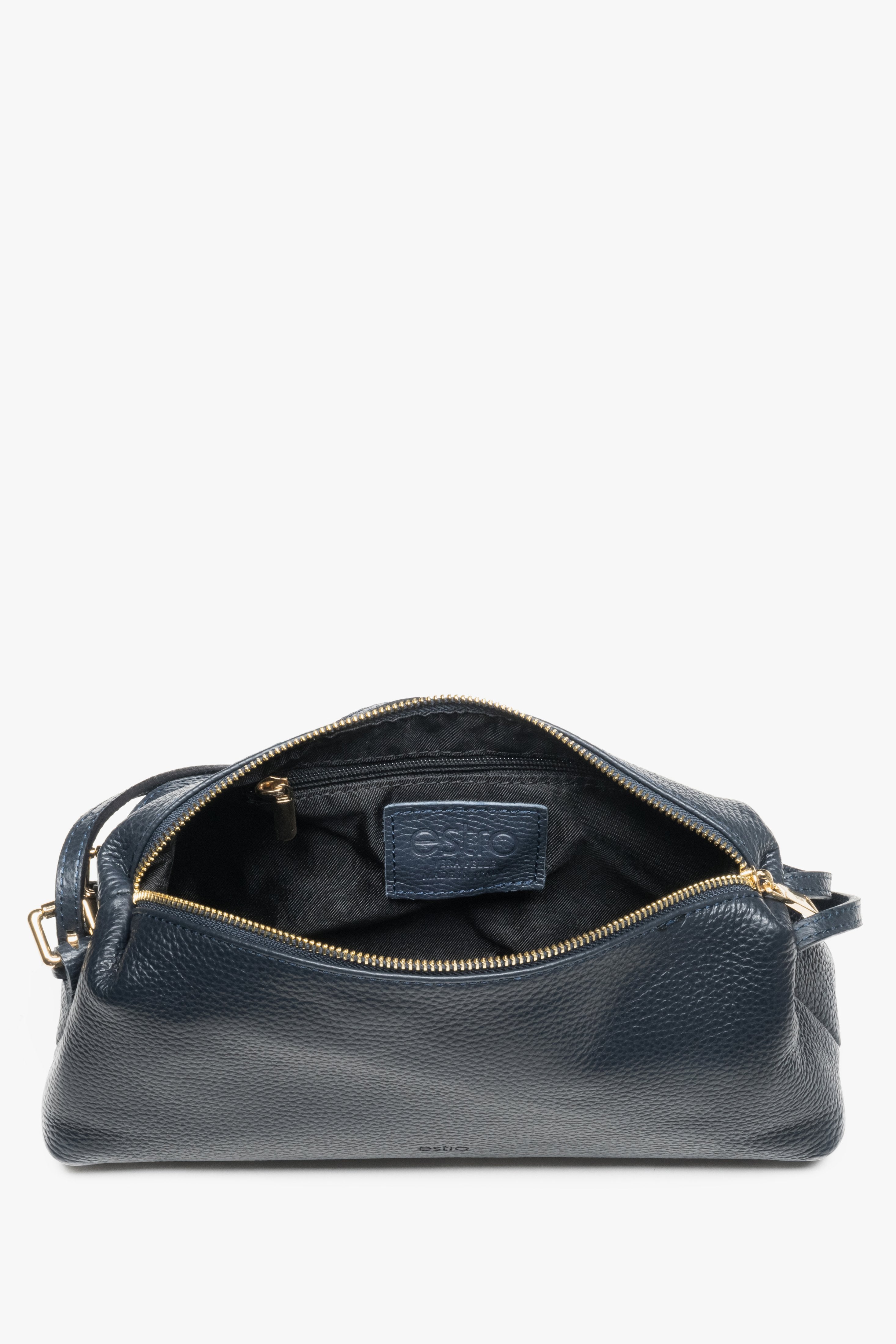 Blick von oben in die geöffnete dunkelblaue Tasche mit Textilfutter und Reißverschluss 