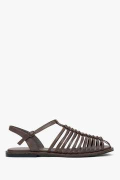 Seitliche Ansicht der braunen Riemchensandalen für Damen mit Schnallenverschluss.