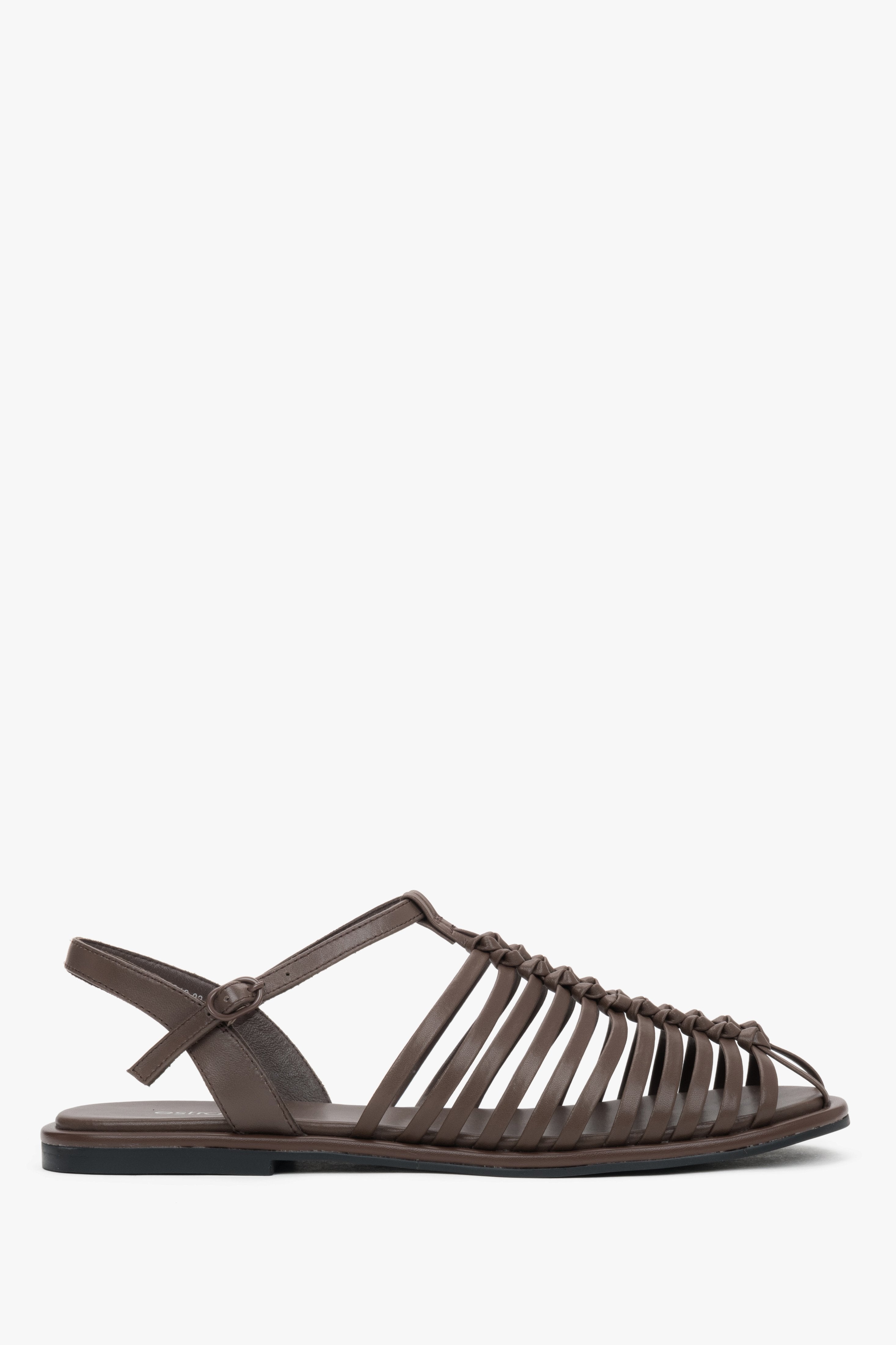 Seitliche Ansicht der braunen Riemchensandalen für Damen mit Schnallenverschluss.
