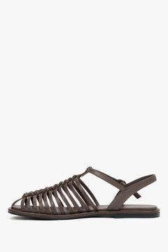 Flache Sommer-Sandalen aus dunkelbraunem Leder in der Profilansicht.