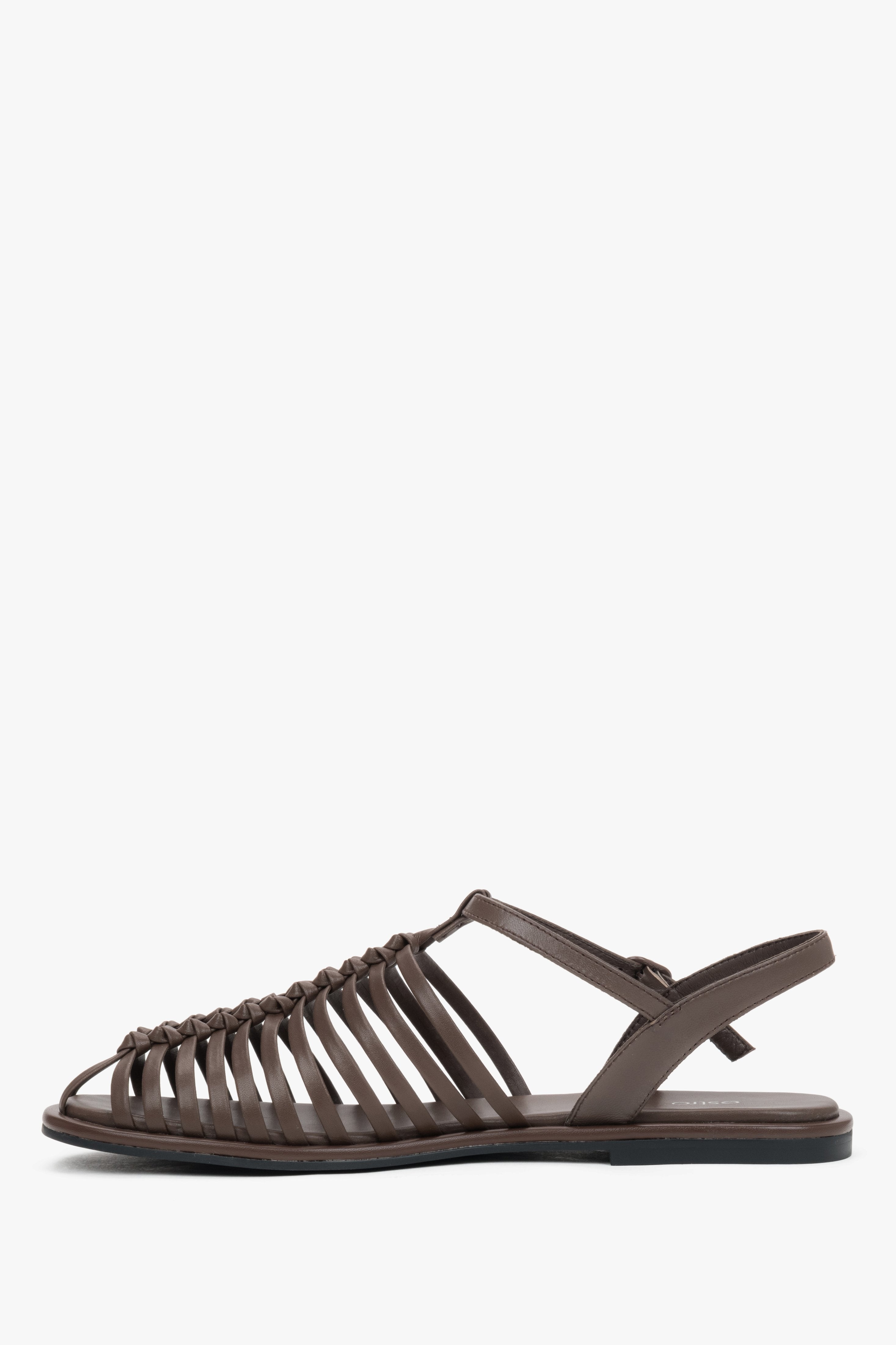 Flache Sommer-Sandalen aus dunkelbraunem Leder in der Profilansicht.