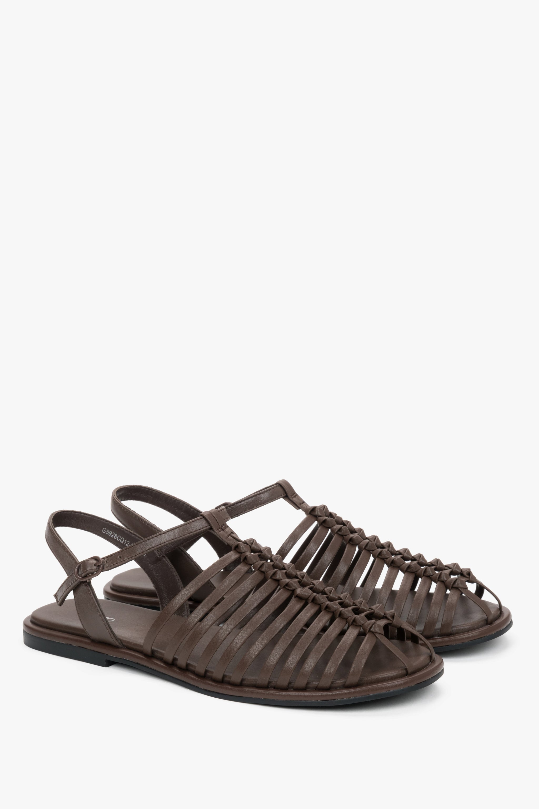 Ein Paar dunkelbraune Leder-Sandalen mit feinen Riemchen im Fisherman-Design.