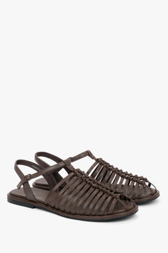 Ein Paar dunkelbraune Leder-Sandalen mit feinen Riemchen im Fisherman-Design.