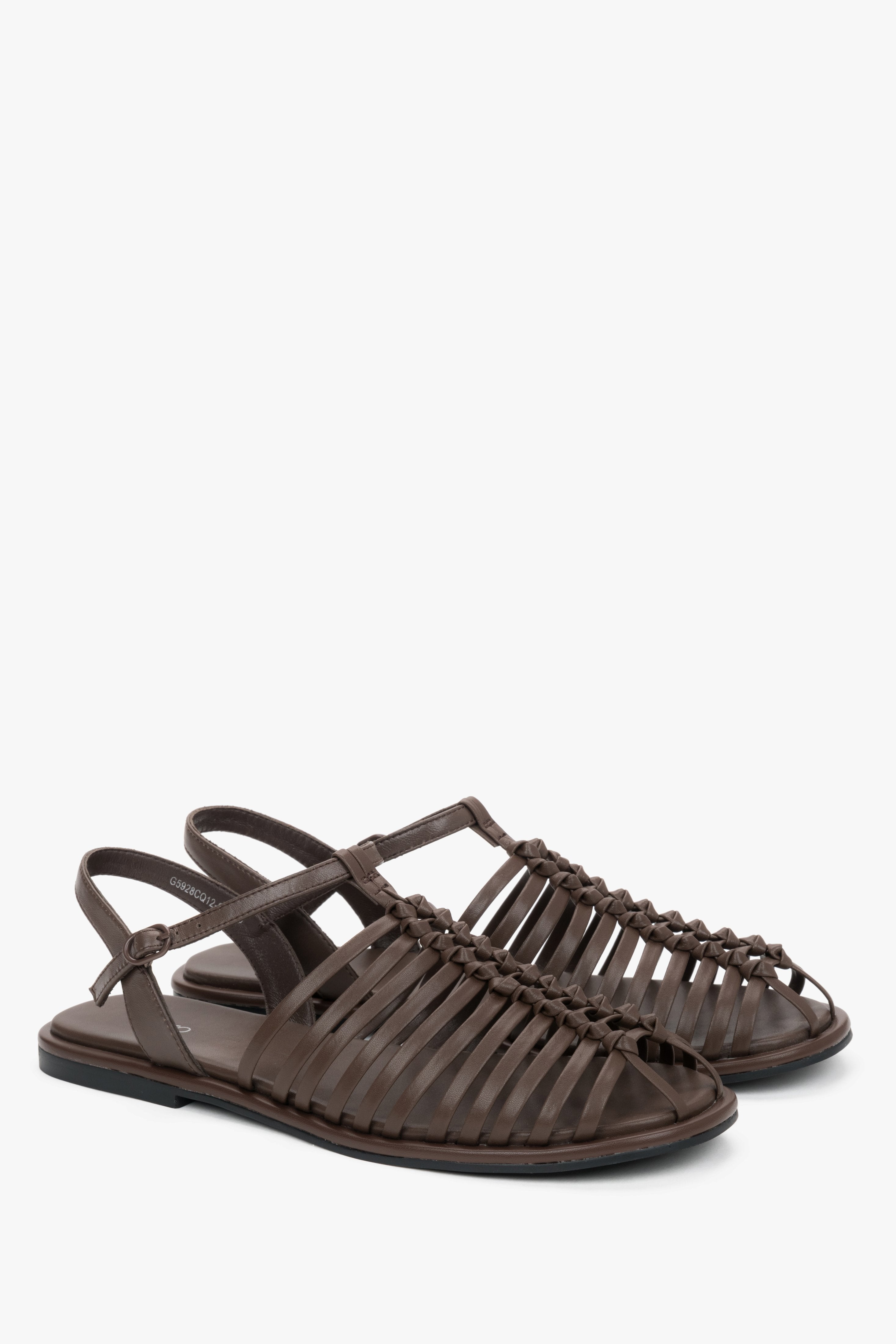 Ein Paar dunkelbraune Leder-Sandalen mit feinen Riemchen im Fisherman-Design.