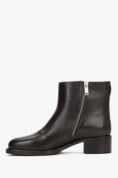 Flache Profilansicht der Innenseite der kurzen Stiefelette mit Reißverschluss 