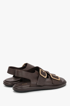 Ein Paar dunkelbraune Damensandalen von hinten