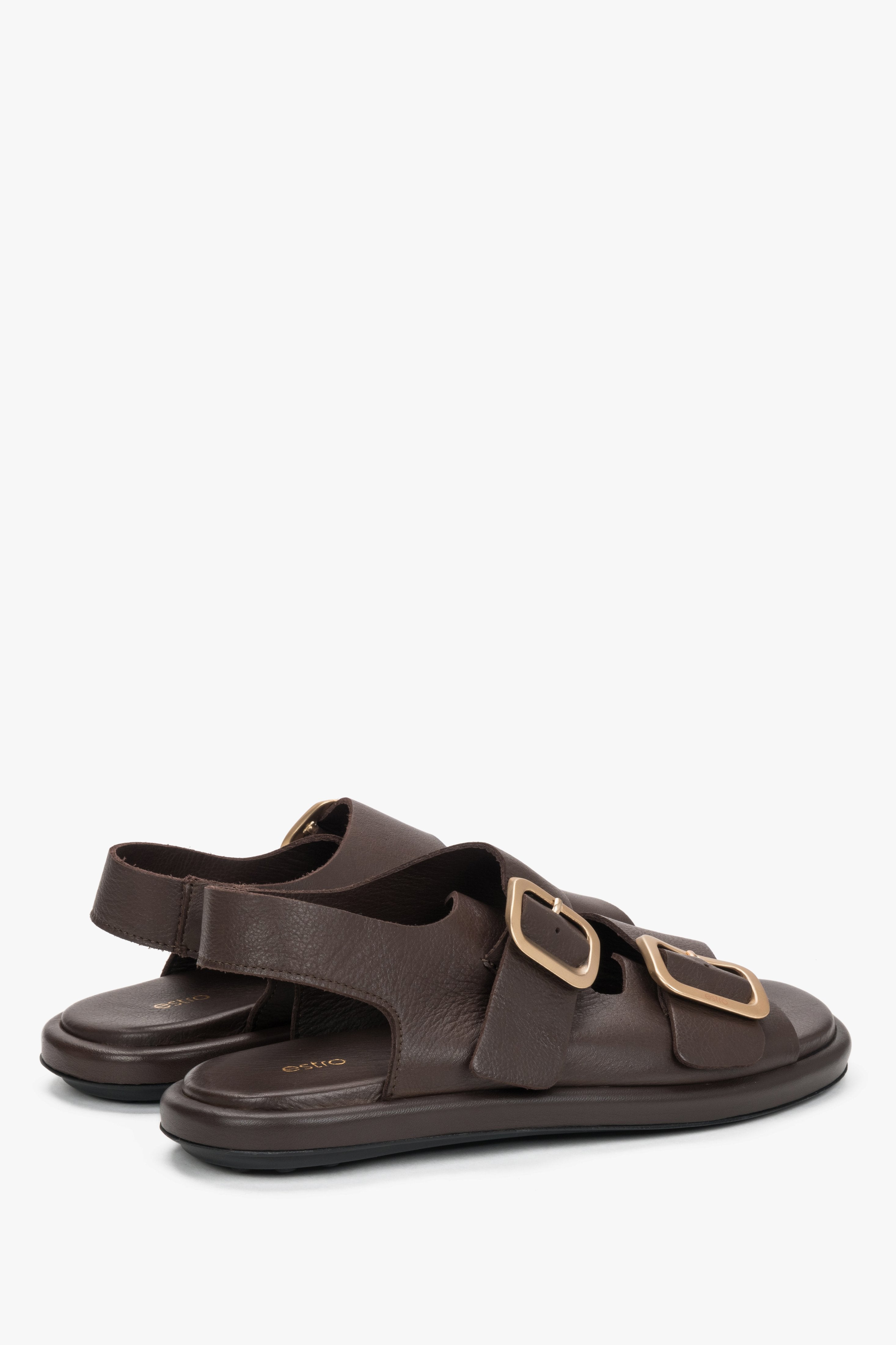 Ein Paar dunkelbraune Damensandalen von hinten