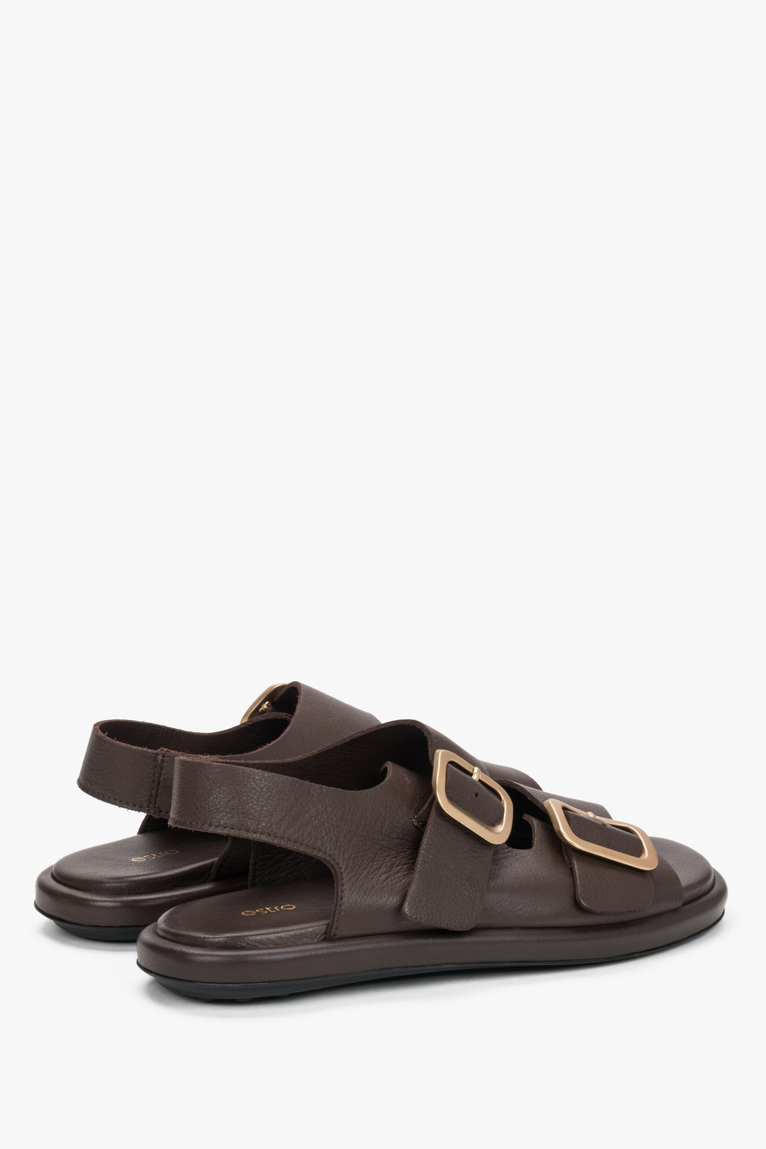 Ein Paar dunkelbraune Damensandalen von hinten