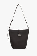 Vorderansicht der dunkelbraunen Damen Beuteltasche von Estro aus echtem Leder.
